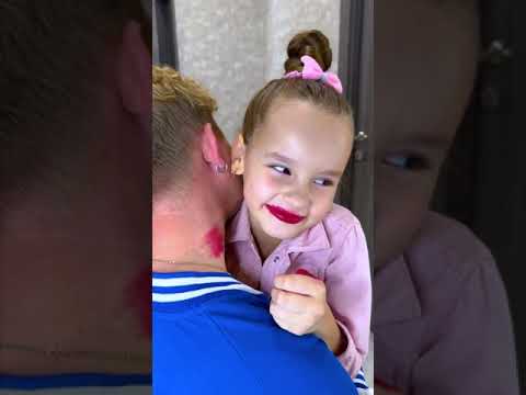 Vom Lippenstift geküsst! 💋 Frecher Streich der Tochter am Papa schockiert Mama! #LOL