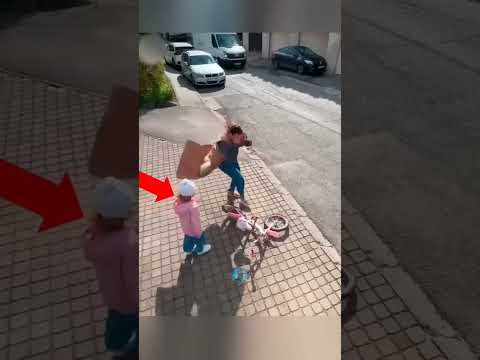 شوفو هذا الشاب كيف دمر دراجة البنت 💖🙀 ولكن بلنهاية تفاجئت وفرحت البنت ✨😻#shorts #funnyvideo #یوتیوب