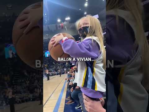 Por qué le da el balón a esta niña antes de cada partido?
