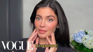 Kylie Jenner mostra sua nova rotina de maquiagem para Vogue Beauty Secrets