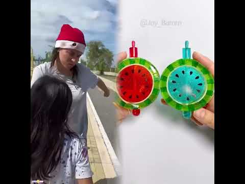 Santa le trae regalos a todos los niños