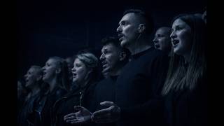 Przerażający i piękny początek spektaklu: "Mama, idagbere!" | Chór Juventus