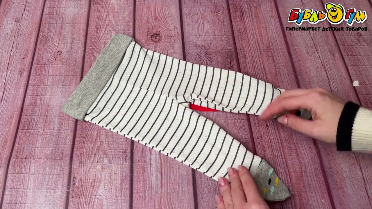 Ползунки в полоску и с рисунком на ступнях бело-серые - видео