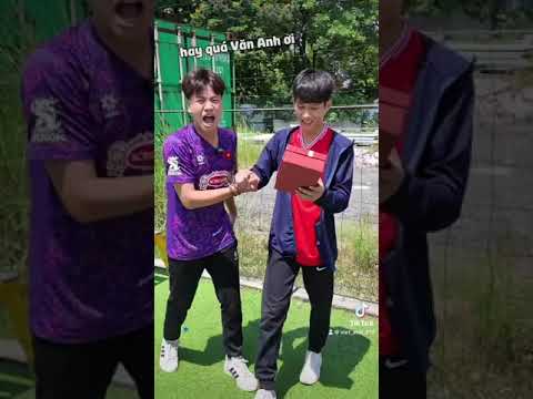 tìm áo có chữ kí DTVN quanh sân bóng 😱