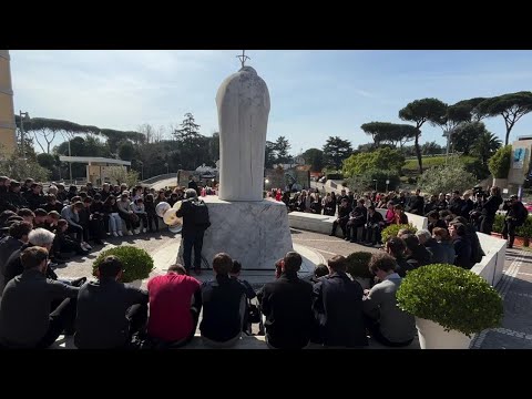 Papa Francesco, i fedeli in preghiera recitano l'Angelus al Gemelli