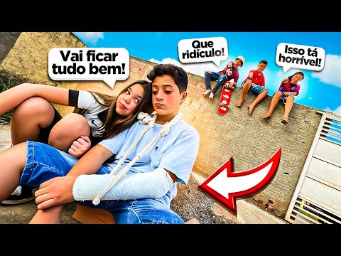 A GANG DO SKATISTA FICARAM ZOANDO O CRUSH DA ALICE NA FRENTE DE TODOS DO SEU BRAÇO ENGESSADO!