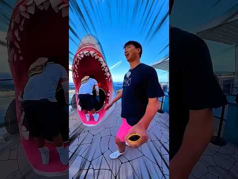 お母さん、今からこのサメの滑り台を滑るよ🦈🎢😄