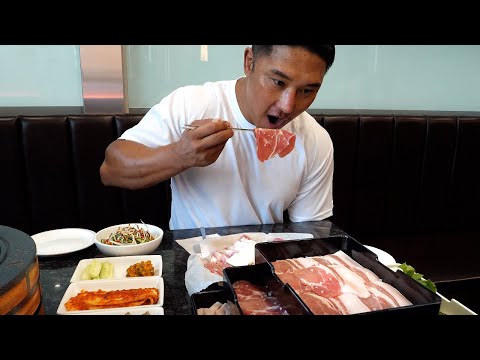 신선도를 확인하기위해 돼지 육회를 시식하는 고깃집 - korean BBQ