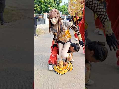 Rika Bermain kejar kejaran