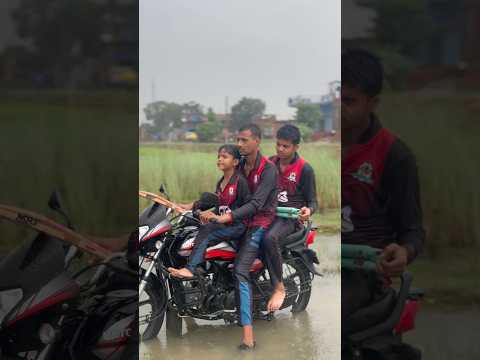 बारिश में Cricket खेलने Ka मज़ा 😜🏏🤣 #cricket #trending #shorts #viral #ytshorts #reels #batball