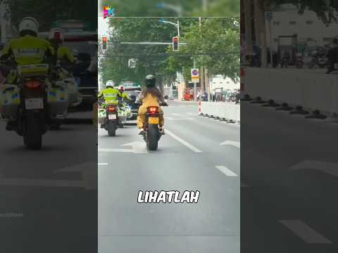 Cara Unik Naik Motor