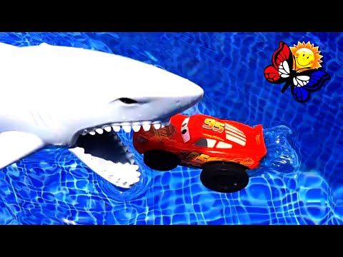 RACING de voitures aquatiques dans la piscine. Le requin attaque !