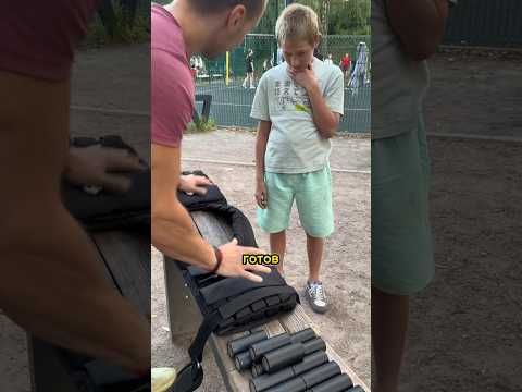 Если парень провисит на турнике полторы минуты, он получит 1500 рублей! Если нет, будет отжиматься