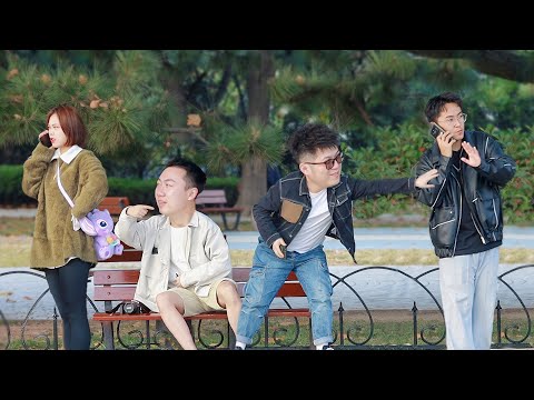 Two People Call Nearby But Can't Find Each Other | Prank 两人超近距离打电话却找不到对方，让路人操碎了心