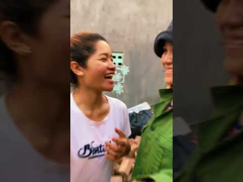 Troll. Đố hàng xóm biết quả gì vừa ĂN được vừa làm gối?#shorts