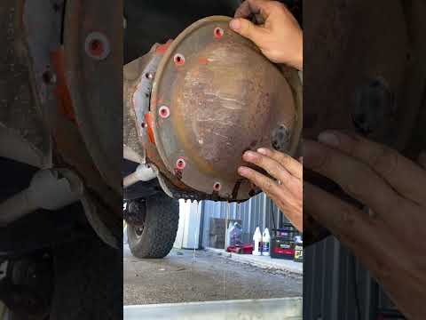 Differential fluid DIY. If you have Ford or Jeep #oneyedgarage#autorepair#jeep#diff#differential#DIY