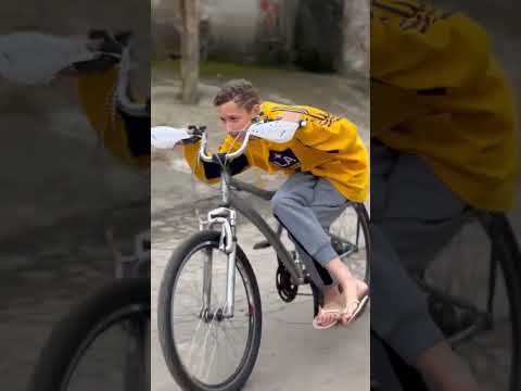 Luan mostrando como anda de bike