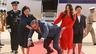 OPŠTI HAOS U PEKINGU - VUČIĆ DOŽIVEO UDAR NA AERODROMU U PEKINGU!