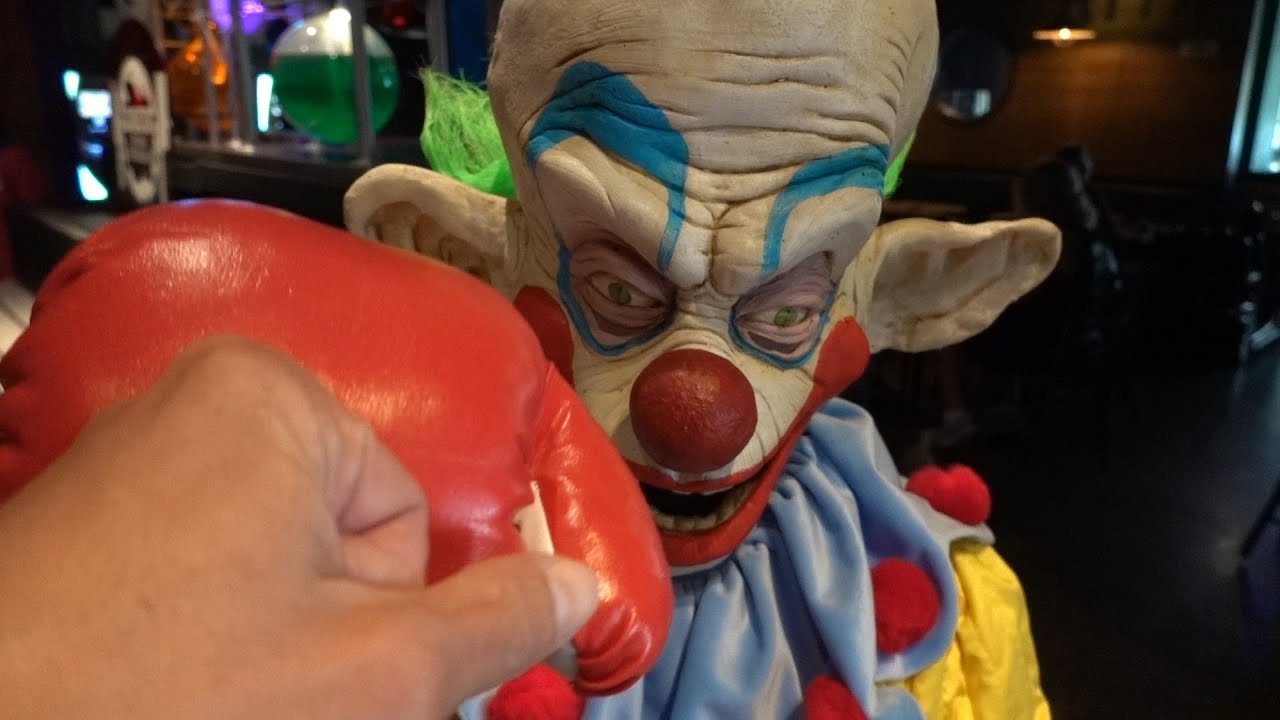 Halloween Horror Nights 2019 Lights On Look At The Houses & Scare Actor Dining! 6 House Tour The Tim Tracker