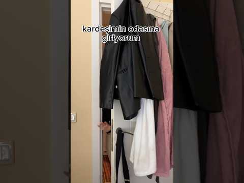 kardeşimin odasına giriyorum