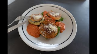 Auberginen Piccata mit Paprika Mayonnaise und mariniertem Baby Blattspinat.