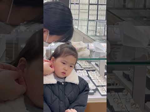 뚫어달래서 뚫어주는거니 안 울어야지 고럼고럼