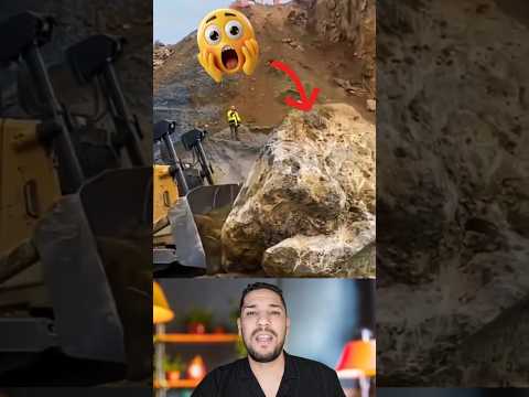 سائق الجرافة يسقط صخرة من قمة الجبل 😬😬