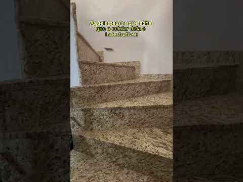 Aquela pessoa que acha que o celular dela é indestrutível