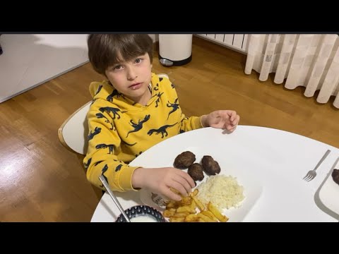 Fatih Selimin en sevdiği akşam yemeğini beraber hazırladık.Menü’de Köfte Patates pilav var.