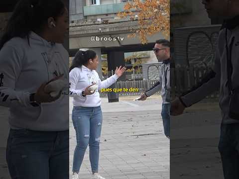 Ella se enfrenta a él por defender a otra persona