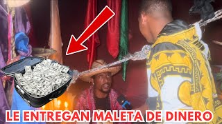 BRUJO LE ENTREGAN MALETA LLENA DE DINERO EN PLENA CÁMARA
