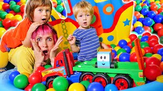 Bianca’s Toy Store Is Out of Toy Trucks! Mommy Delivers Toy Leos to the Store