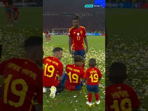Lamine y su hermano pequeño con Nico😂