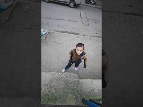 معقول شو عم يعمل هاد المجنون بالحديقة 🤯😂