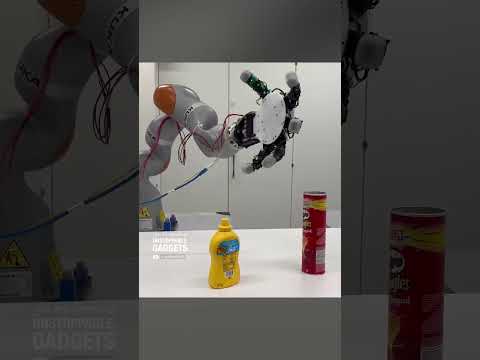 This robot hand can detach and move by itself