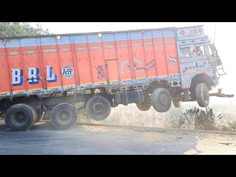 30 फीट गहरी खाई में घुसी हुई गाड़ी को देखिए बाहर कैसे निकाला