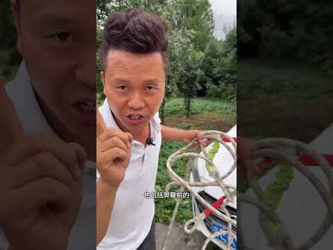 车轮掉沟如何脱困?路边遇女司机救助,老司机现场演示 #脱困技巧 #驾驶技巧 #每天一个用车知识