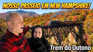TREM DE OUTONO E AS MONTANHAS COM FOLHAGENS DE OUTONO.