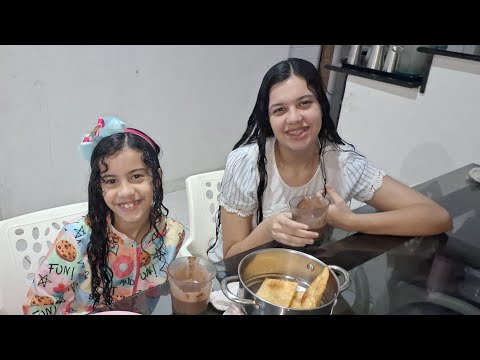 As meninas não foram para a escola hoje muita chuva no Ceará fiz chocolate quente e pastel