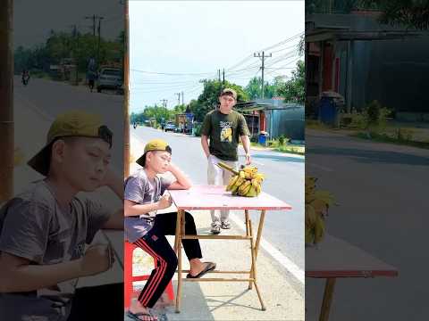 “This Banana Seller Has a Genius Sales Trick!” #funny #comedy #memengakakkocak #shorts #shortvideo