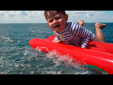 Matteo si diverte in spiaggia al mare gioca con macchinetta