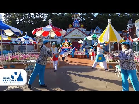【公式】開園前は大忙し！？総勢91人のキャストでマネキンチャレンジ | 東京ディズニーランド/TokyoDisneyLand