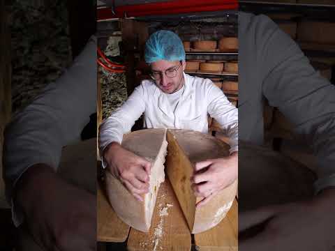 On découpe un Parmesan de 30 Mois