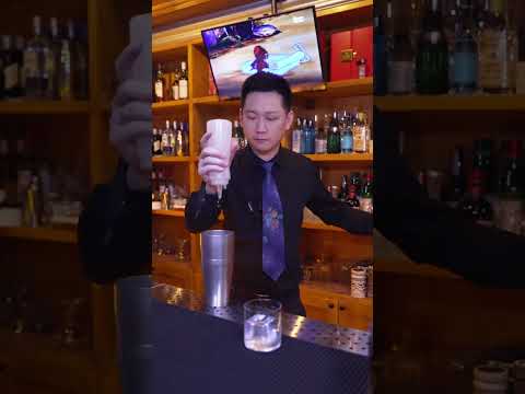 Qingti Sour Wine Bartender makes a glass of sour wine with rich fruit aroma, fresh and natural