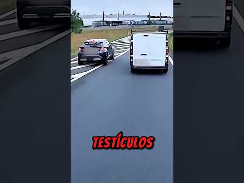 Karma instantáneo para un conductor que quiso saltarse todo el atasco