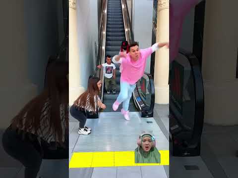 GA BISA LONCAT MALAH NAIK LAGI KE ATAS ESKALATOR๐๐ #funny #prank #comedy #family #nostalgia
