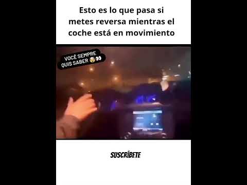 Esto pasa si metes reversa mientras el carro va en movimiento #automobile #carros