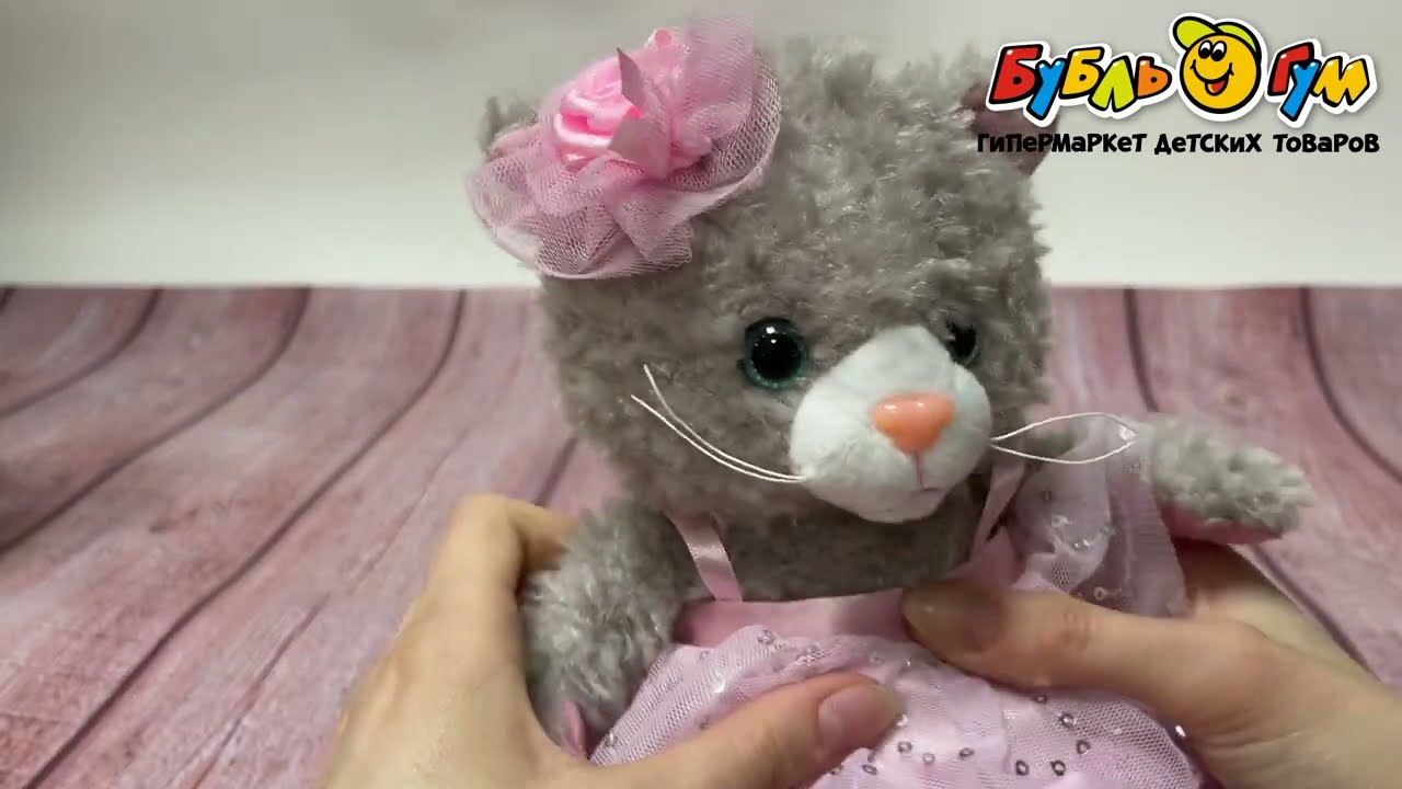 Игрушка мягкая кошка с бантиком в блестящем платье  - видео