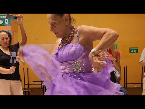 La bailarina del pueblo a sus 76 años de vida moviendo el cuchumbo con todo dejando boca abierta