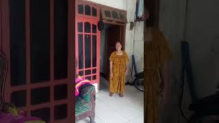 Rambut sepinggang miliknya mbak Ery di potong bob nungging karena gerah